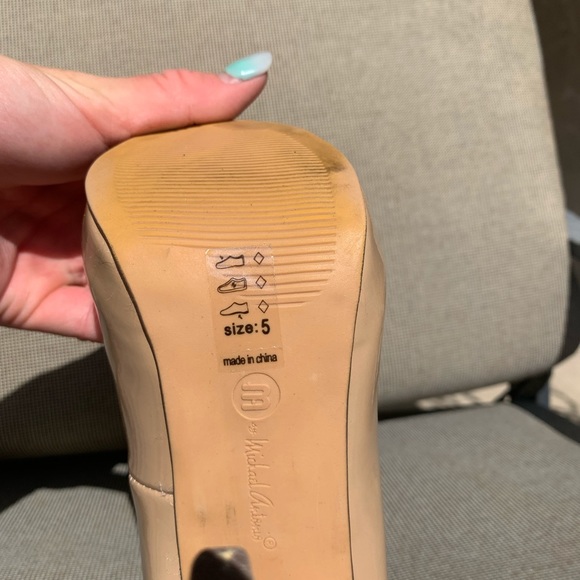 Michael Antonio nude, tan heels - Picture 6 of 9